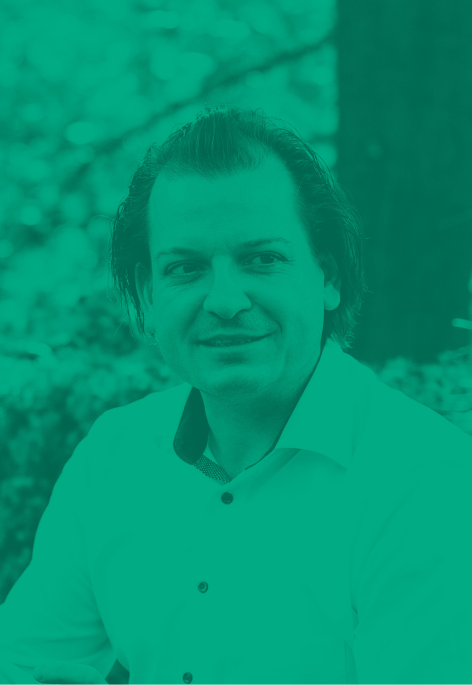 caplog-x mitarbeiter portrait sven grün eingefärbt
